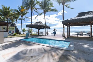 Una piscina al aire libre, tumbonas