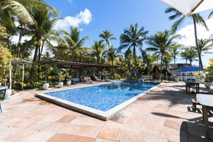 Piscina externa, espreguiçadeiras