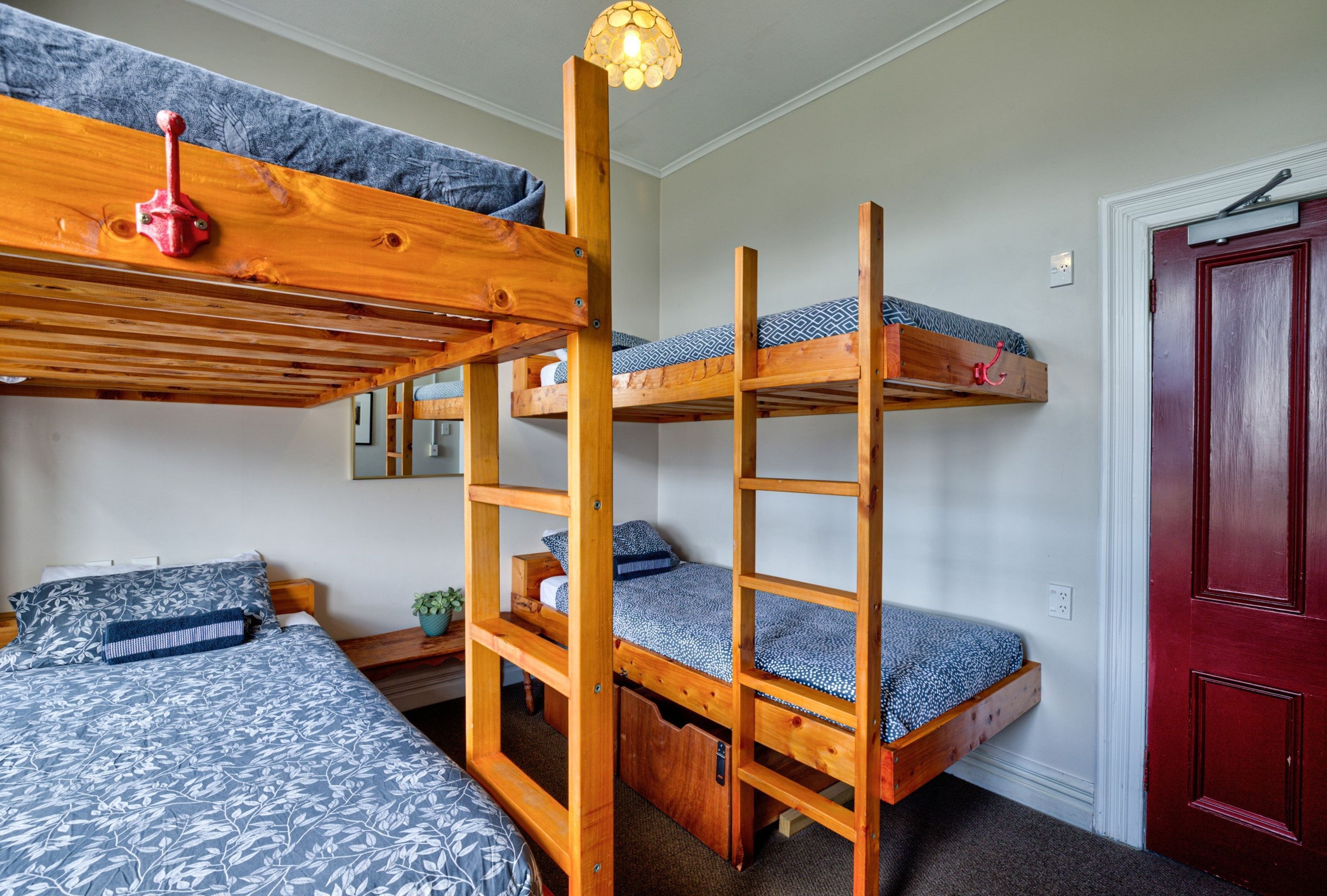 Dormitório compartilhado, em dormitório misto