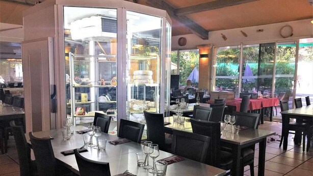Déjeuner et dîner servis sur place