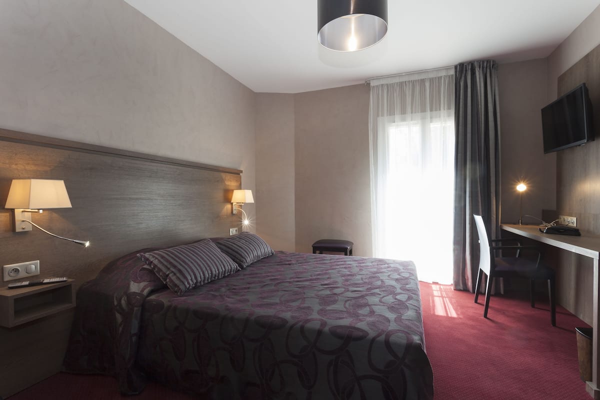 Comfort kamer | Een kluis op de kamer, een bureau, geluiddichte muren