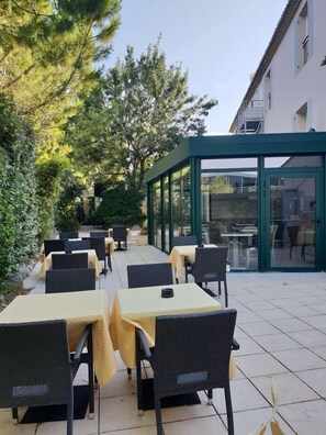 Lunch and dinner served, French cuisine - Brit Hotel Moulin de la Pioline (Aix-en-Provence)