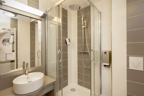 Baignoire, articles de toilette gratuits, sèche-cheveux