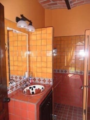 Shower, free toiletries, hair dryer, towels - Lolitas Inn (Ajijic)
