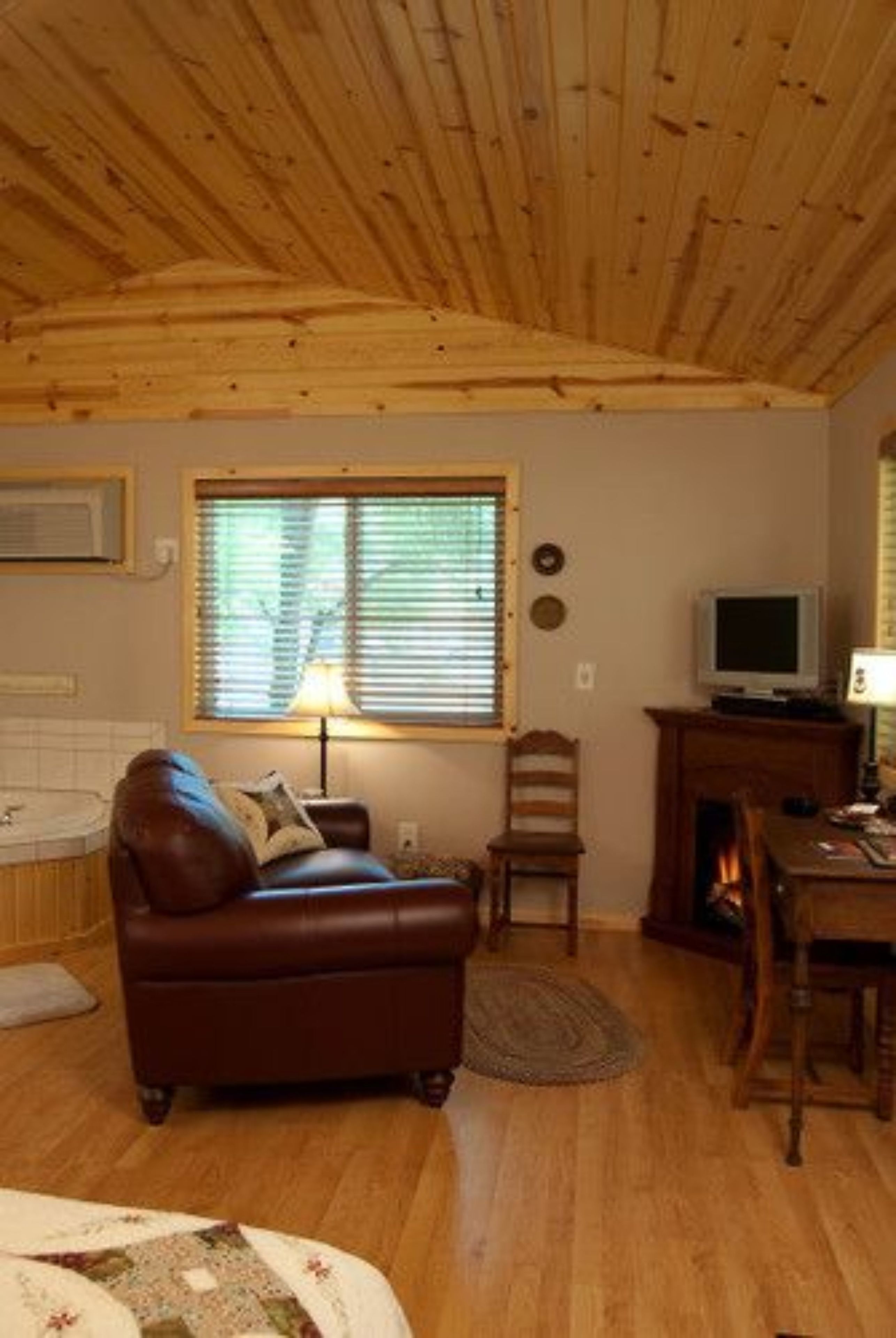 Room, Private Detached Bathroom (Aunt Geraldine's Room) | Premium bedding, iron/ironing board, free WiFi