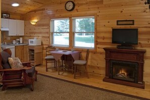 Casa de campo, baño privado (Aunt Geri's Cottage) | Ropa de cama de alta calidad, tabla de planchar con plancha, wifi gratis