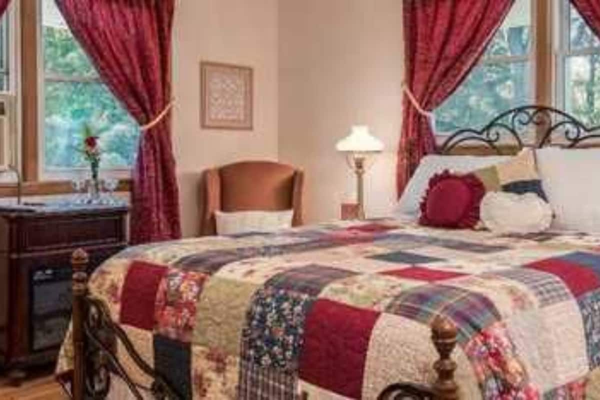 Kamer, privébadkamer (Elmer's Oak View) | Luxe beddengoed, een strijkplank/strijkijzer, gratis wifi