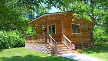 Cottage, Private Bathroom (Aunt Geri's Cottage) | Premium bedding, iron/ironing board, free WiFi