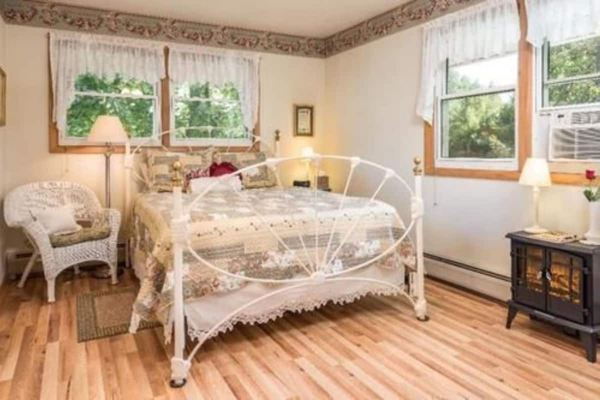 Huone, oma kylpyhuone (Gracie's Garden Room) | Ylelliset vuodevaatteet, silitysrauta/-lauta, ilmainen Wi-Fi