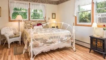 Room, Private Bathroom (Gracie's Garden Room) | Premium bedding, iron/ironing board, free WiFi