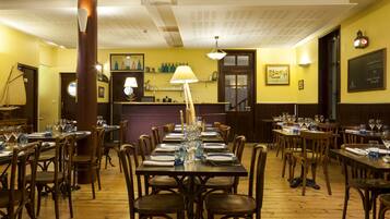 Déjeuner et dîner servis sur place, vue sur la plage