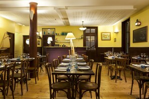 Lunch and dinner served, beach views  - Hotel Les Flots - Chatelaillon Plage (Chatelaillon-Plage)