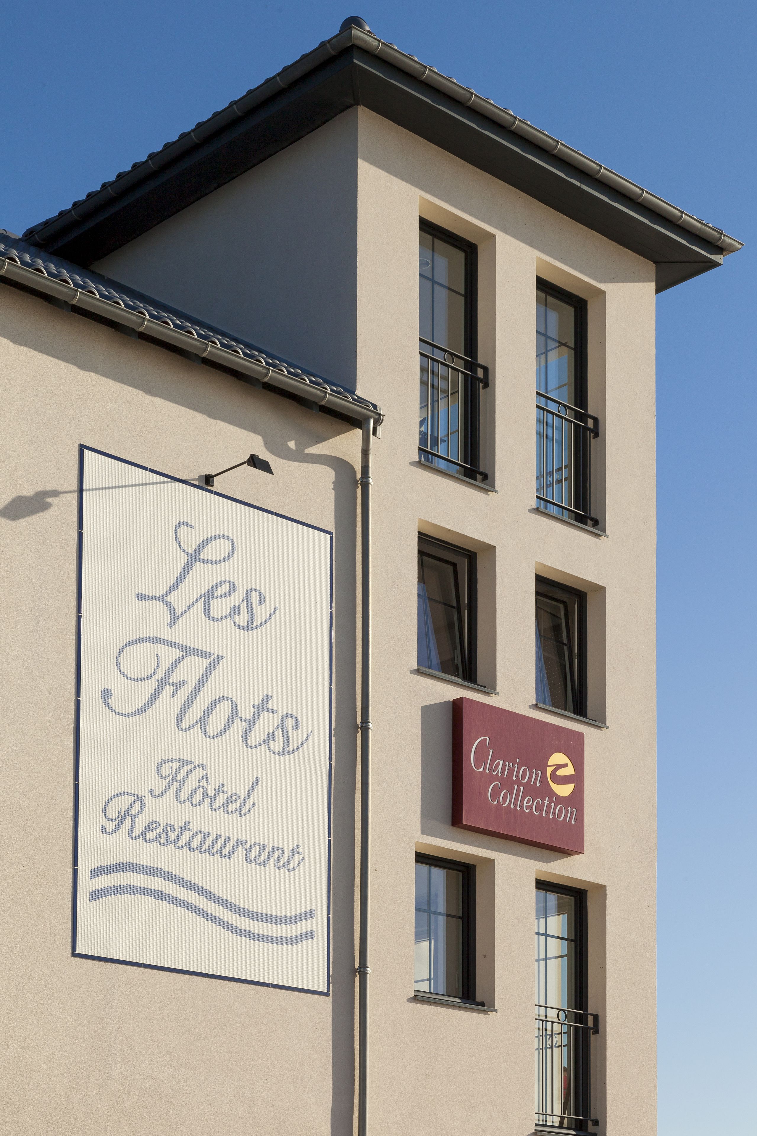 Een hotel met een bord waarop 