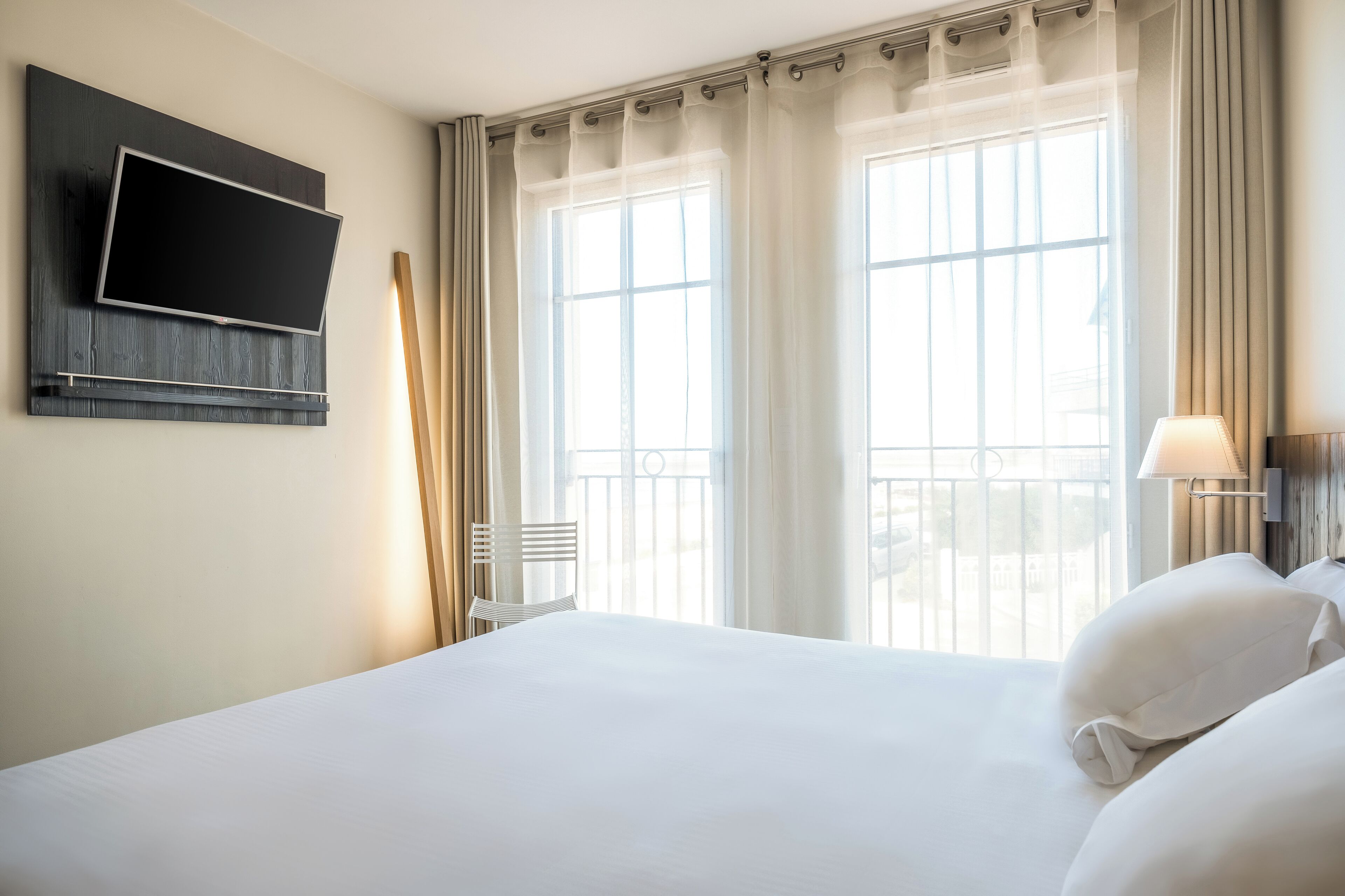 superior room, 1 queen bed, city view | premium bedding, free minibar items, in-room safe, desk