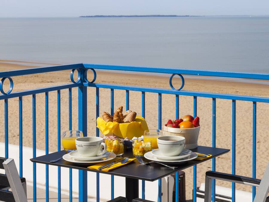 Serveert lunch en diner, stranduitzicht