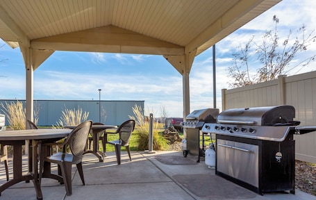 BBQ/picnic area. My Place Hotel - Dickinson, ND