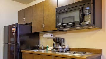 Geladeira grande, micro-ondas, cooktop, cafeteira/chaleira