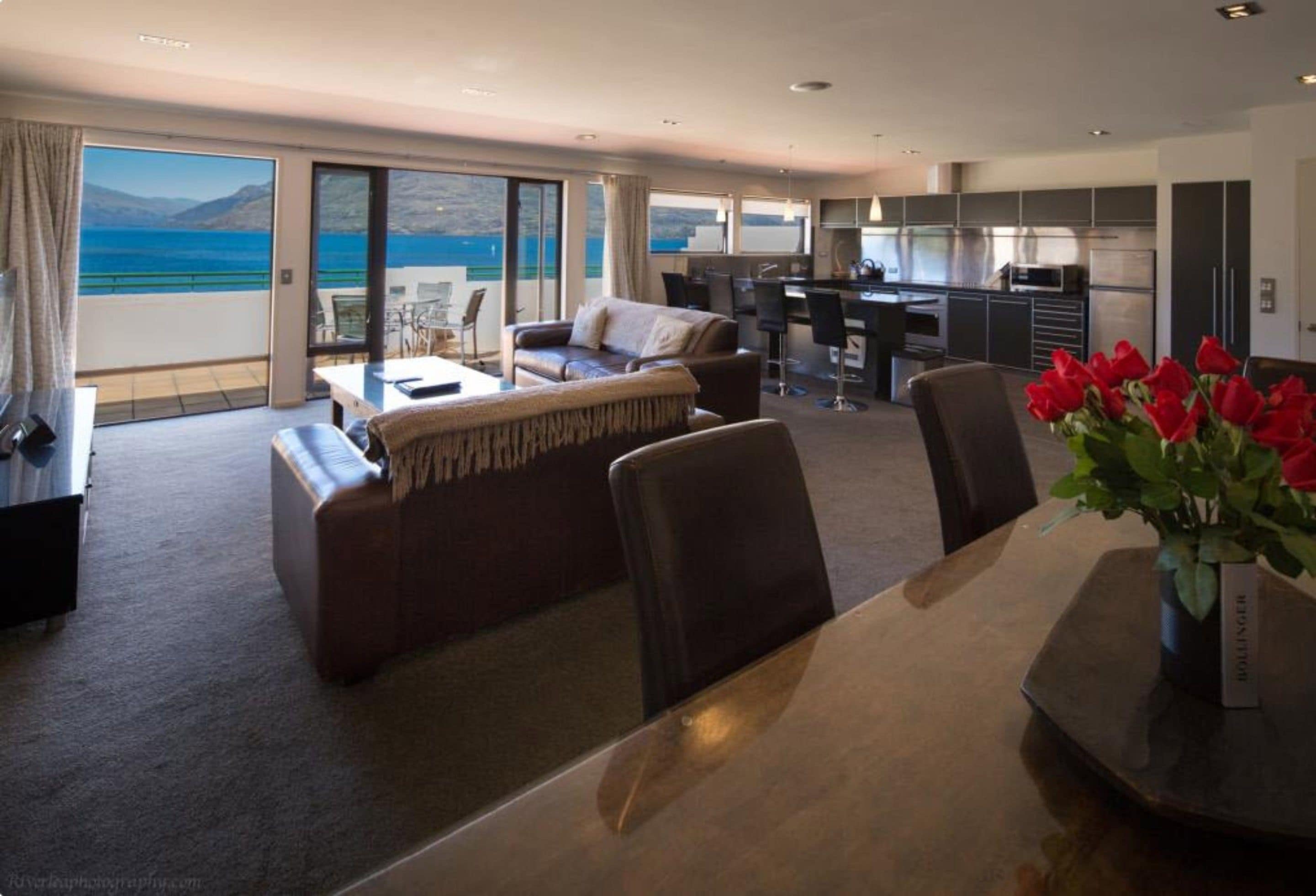 بديكورات فريدة لكل غرفة وطراز فريد لكل وحدة وستائر تعتيم ومكواة/لوح كي