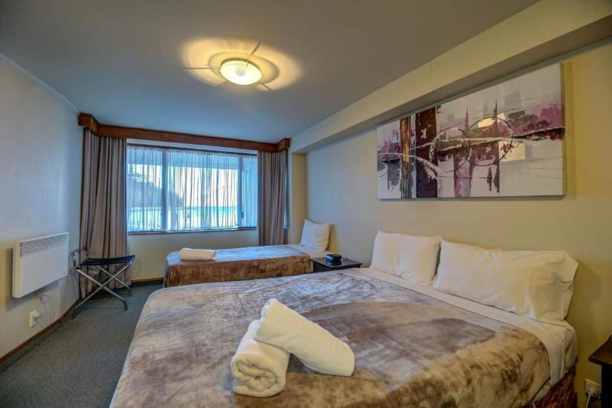 Three Bedroom Executive Suite Lakeview | Individually decorated, individually furnished, blackout drapes