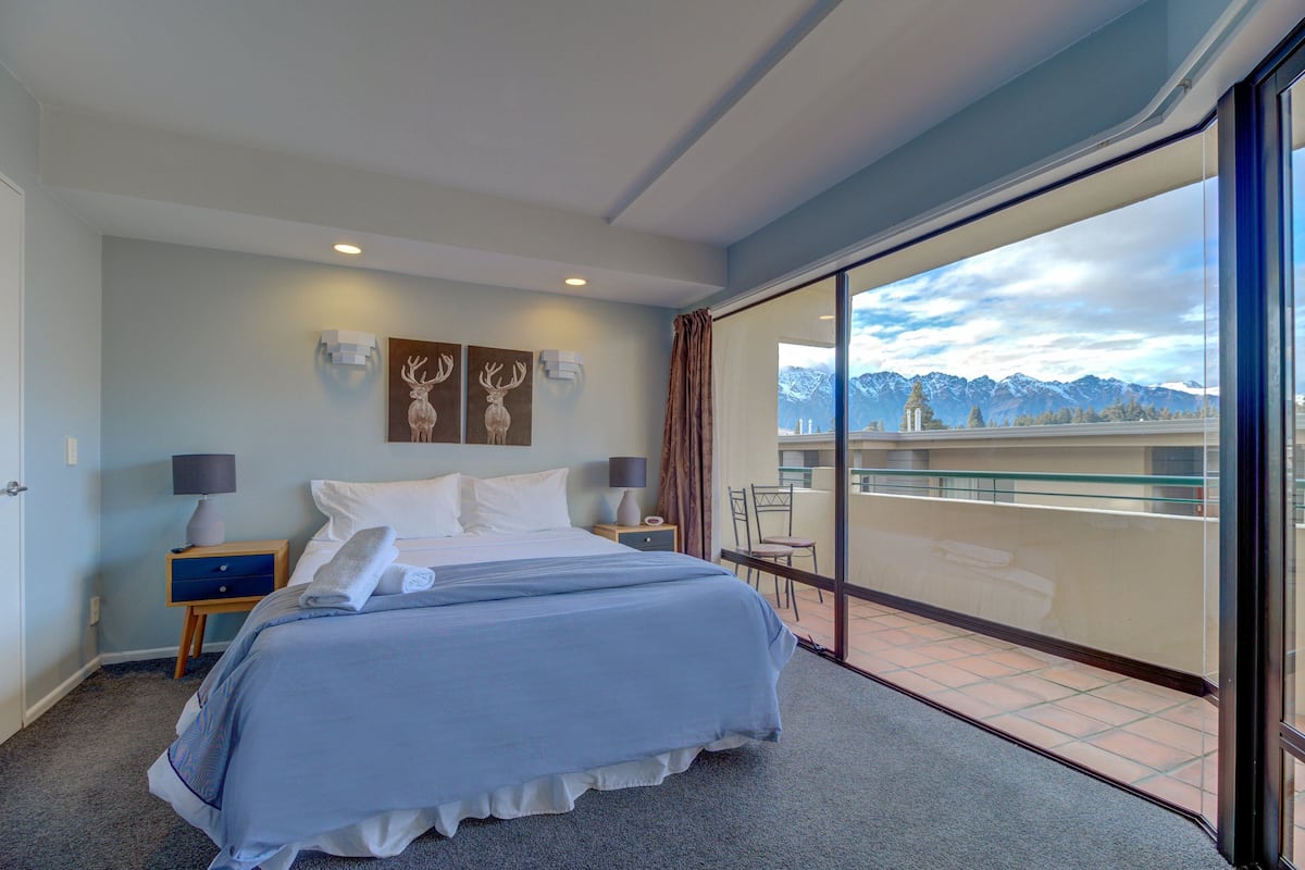 2 Bedroom Premier Lakeview | Individually decorated, individually furnished, blackout drapes