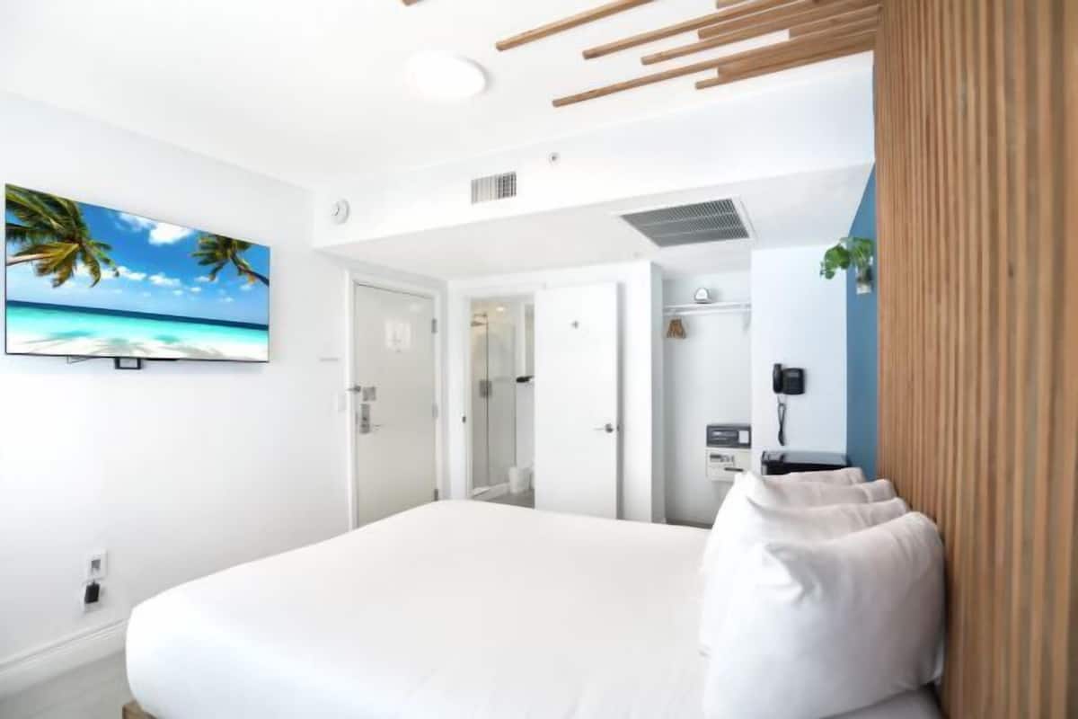 1 soveværelse, dundyner, pengeskab på værelset, lydisolering