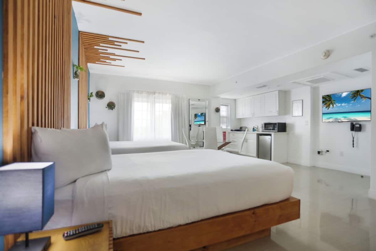 Studiolejlighed - 2 queensize-senge - køkken | 1 soveværelse, dundyner, pengeskab på værelset, lydisolering