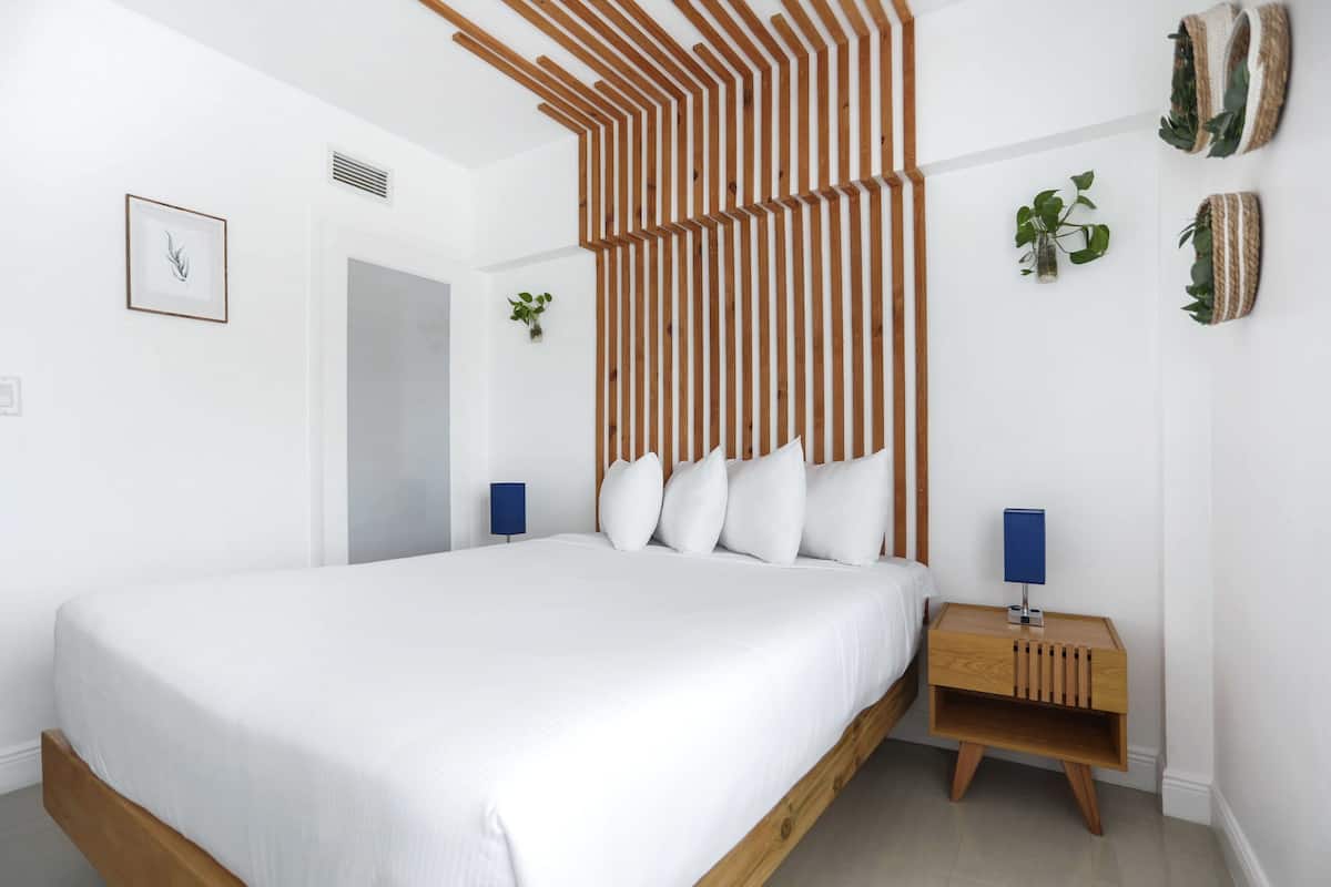 1 soveværelse, dundyner, pengeskab på værelset, lydisolering