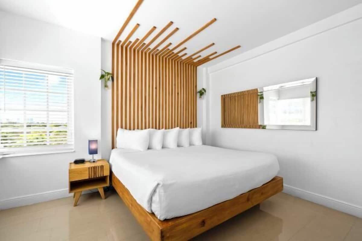 1 soveværelse, dundyner, pengeskab på værelset, lydisolering