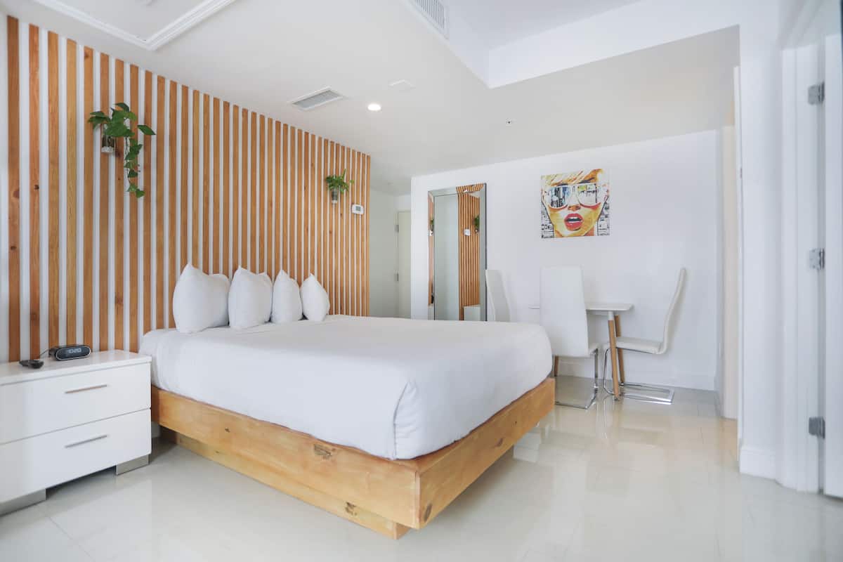 Deluxe-suite - 2 soveværelser - køkken - hjørneværelse | 1 soveværelse, dundyner, pengeskab på værelset, lydisolering