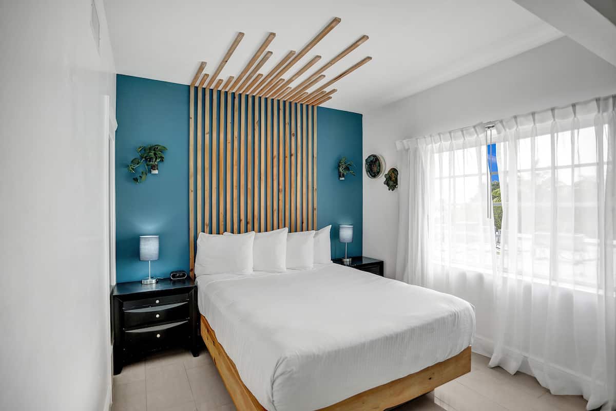 1 soveværelse, dundyner, pengeskab på værelset, lydisolering