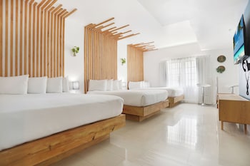 Triple Room, Multiple Beds, Kitchen | Down comforters, in-room safe, soundproofing, iron/ironing board at Hotel Belleza
