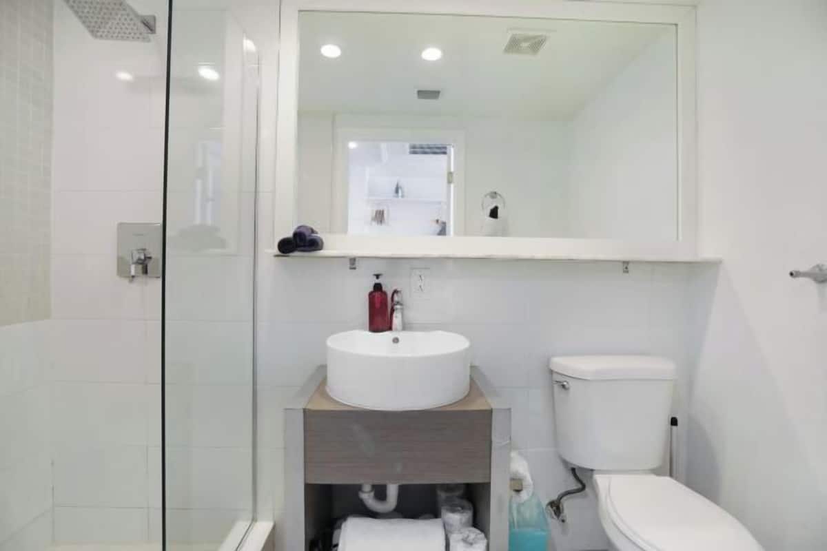 Badeværelse | Bruser, gratis toiletartikler, hårtørrer, håndklæder