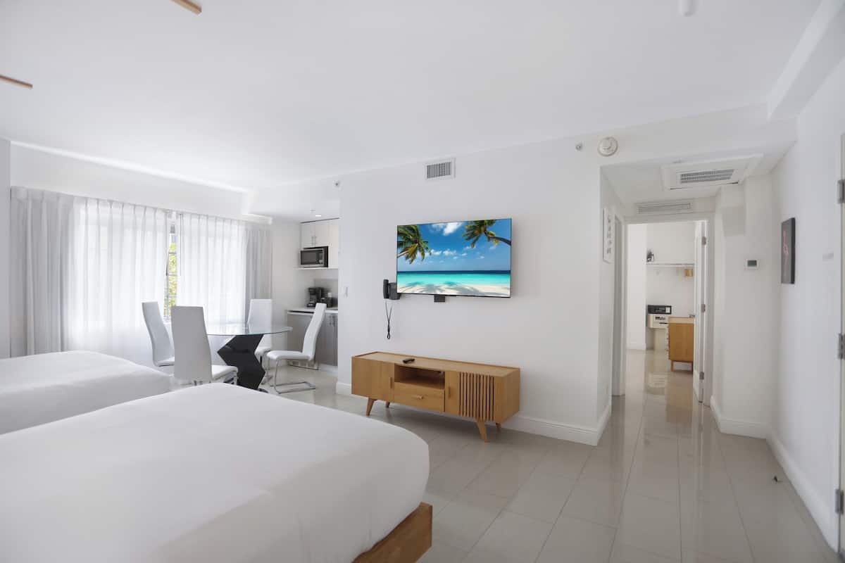 Familiesuite - 2 soveværelser - køkken | 1 soveværelse, dundyner, pengeskab på værelset, lydisolering