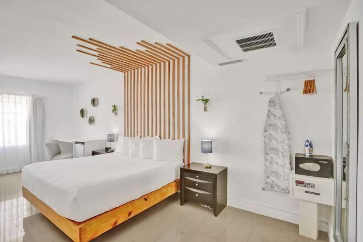 1 soveværelse, dundyner, pengeskab på værelset, lydisolering