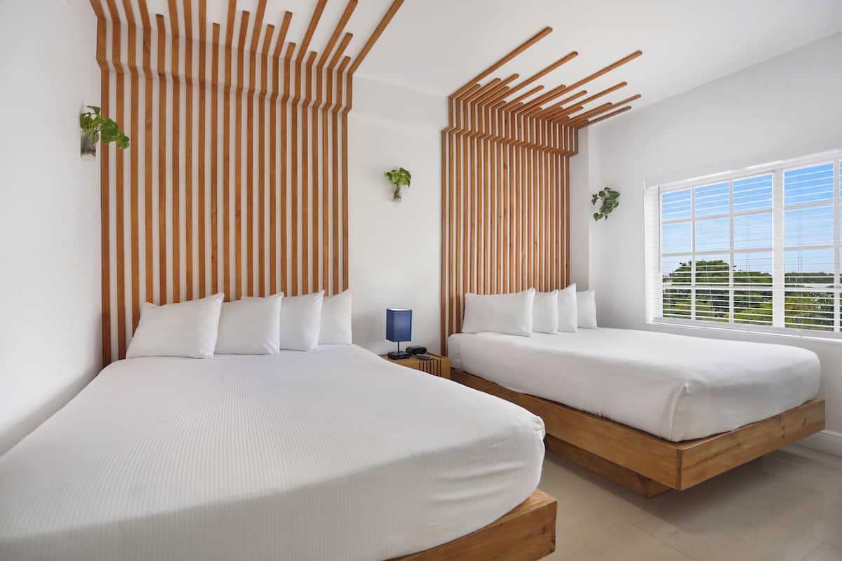 Superior-dobbeltværelse - 2 queensize-senge | 1 soveværelse, dundyner, pengeskab på værelset, lydisolering