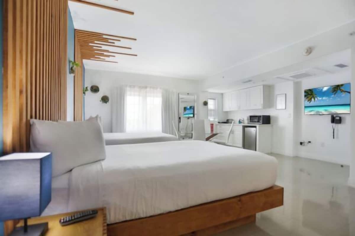 1 soveværelse, dundyner, pengeskab på værelset, lydisolering