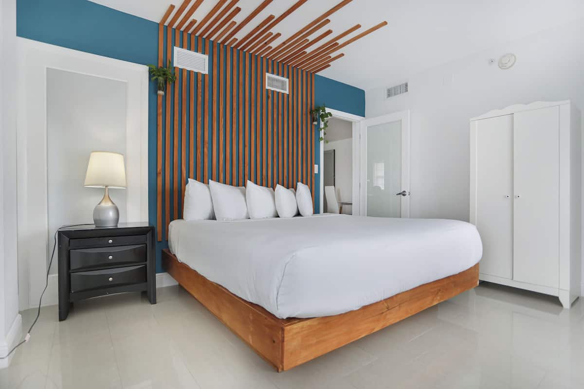 Deluxe-suite - 2 soveværelser - køkken - hjørneværelse | 1 soveværelse, dundyner, pengeskab på værelset, lydisolering