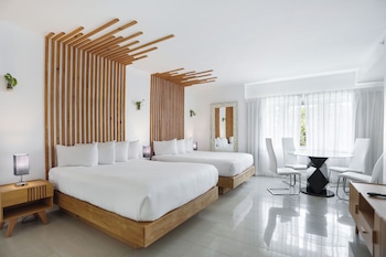Family Suite, 2 Bedrooms, Kitchen | Living area | Flat-screen TV at Hotel Belleza