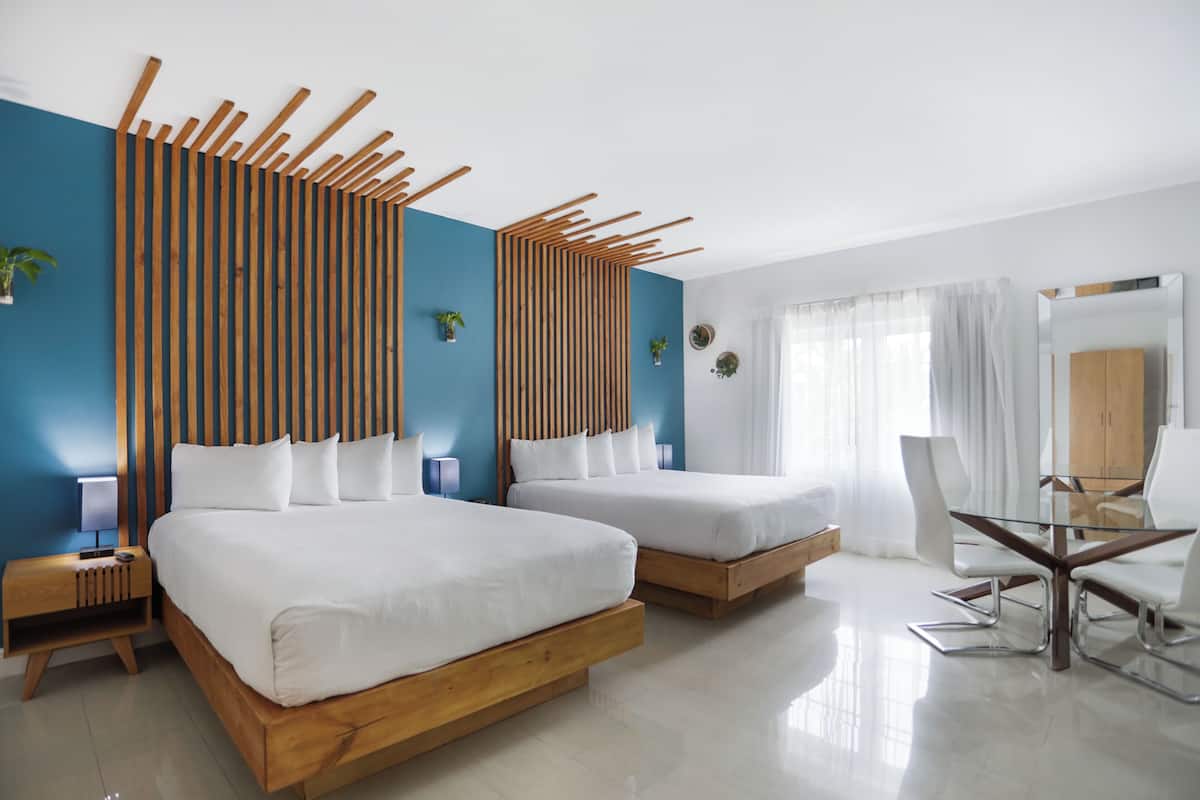 Studiolejlighed - 2 queensize-senge - køkken | 1 soveværelse, dundyner, pengeskab på værelset, lydisolering