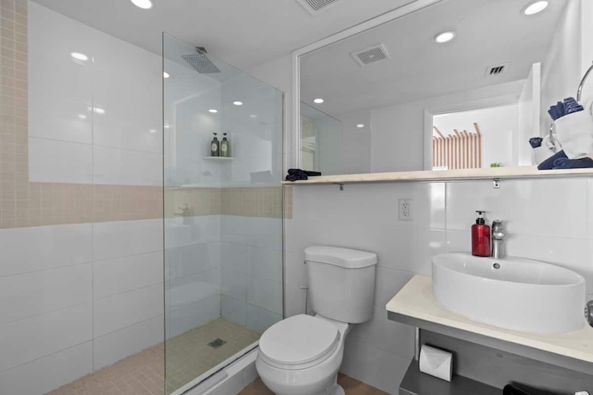 Bruser, gratis toiletartikler, hårtørrer, håndklæder