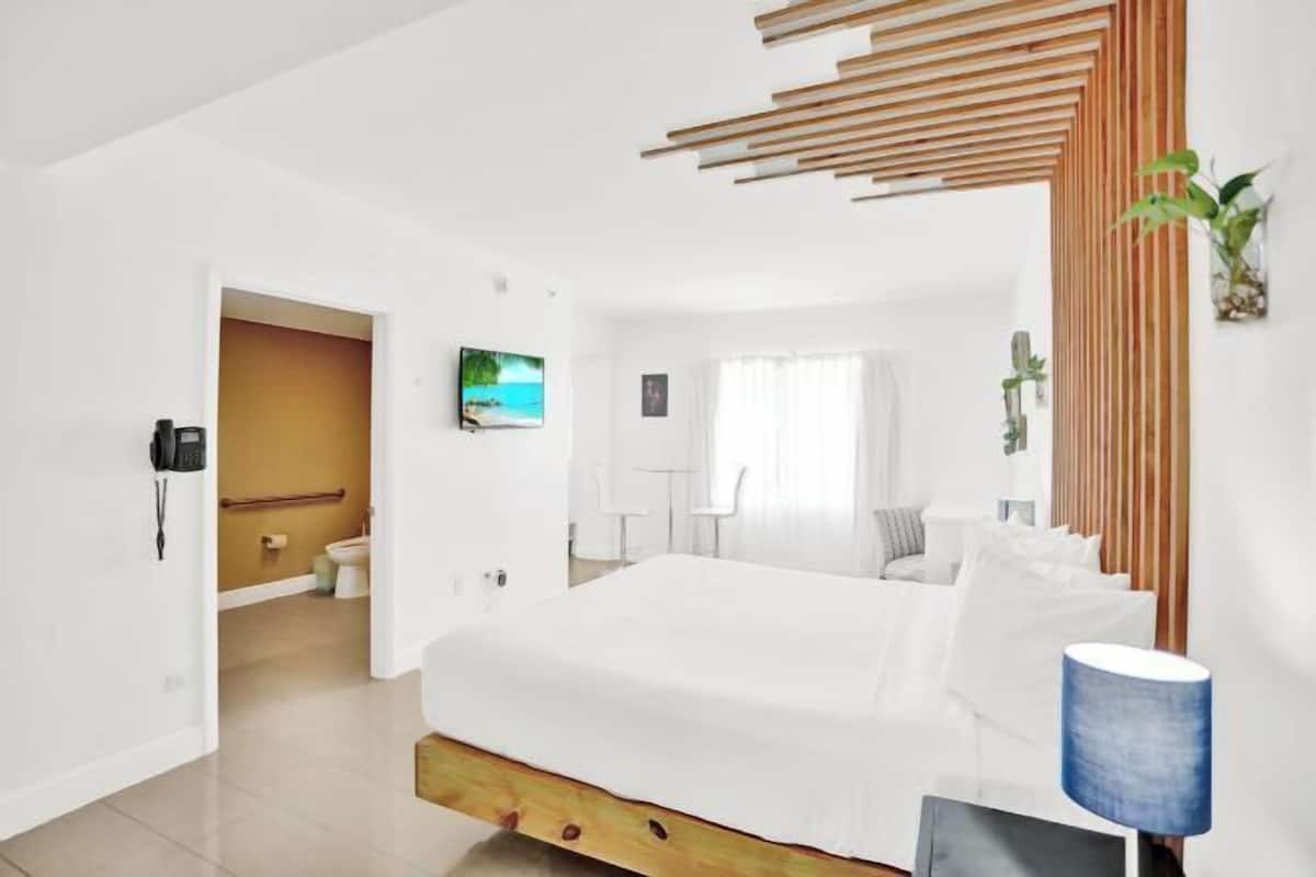 1 soveværelse, dundyner, pengeskab på værelset, lydisolering