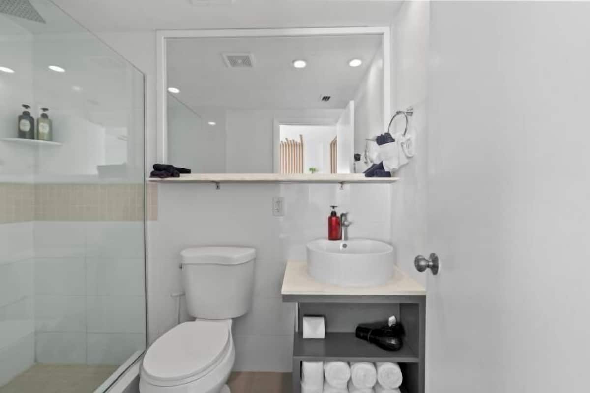 Badeværelse | Bruser, gratis toiletartikler, hårtørrer, håndklæder