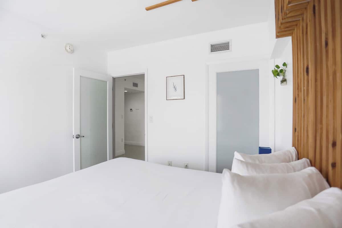 1 soveværelse, dundyner, pengeskab på værelset, lydisolering