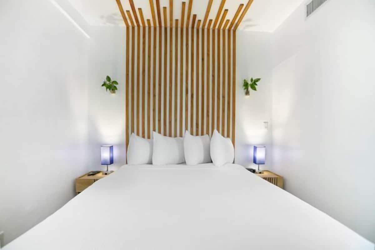 1 soveværelse, dundyner, pengeskab på værelset, lydisolering