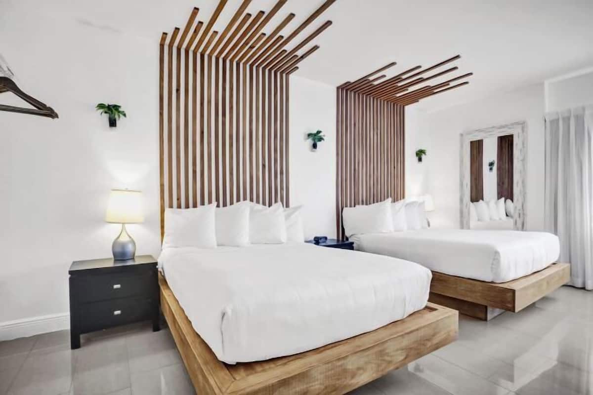 1 soveværelse, dundyner, pengeskab på værelset, lydisolering