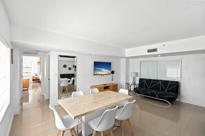 Suite Premium, 1 habitación, cocina, en esquina | Área de sala de estar | Televisión de pantalla plana 