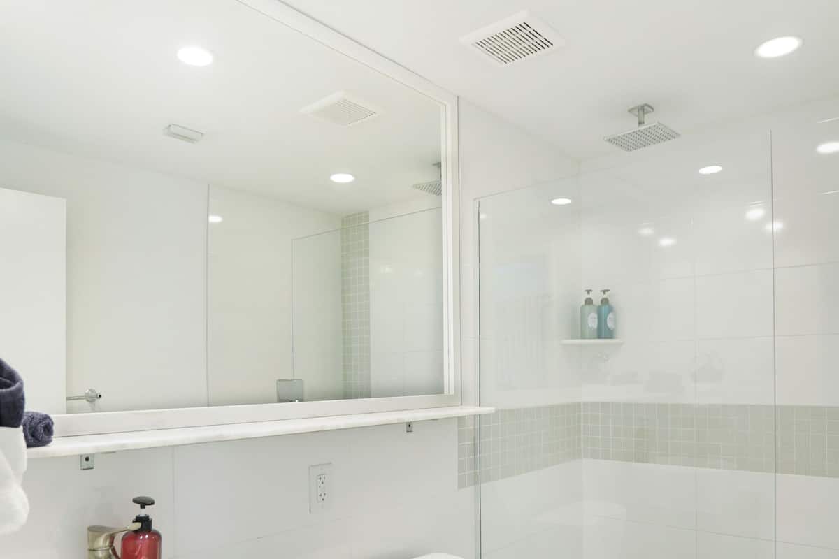 Deluxe-suite - 2 soveværelser - køkken - hjørneværelse | Badeværelse | Bruser, gratis toiletartikler, hårtørrer, håndklæder