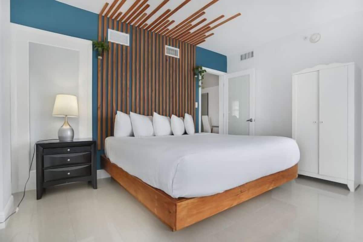 1 soveværelse, dundyner, pengeskab på værelset, lydisolering