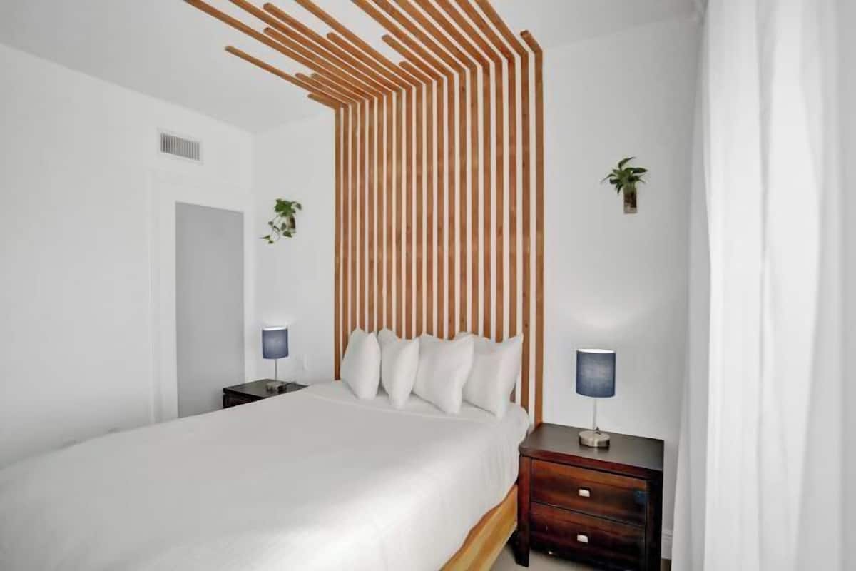 1 soveværelse, dundyner, pengeskab på værelset, lydisolering