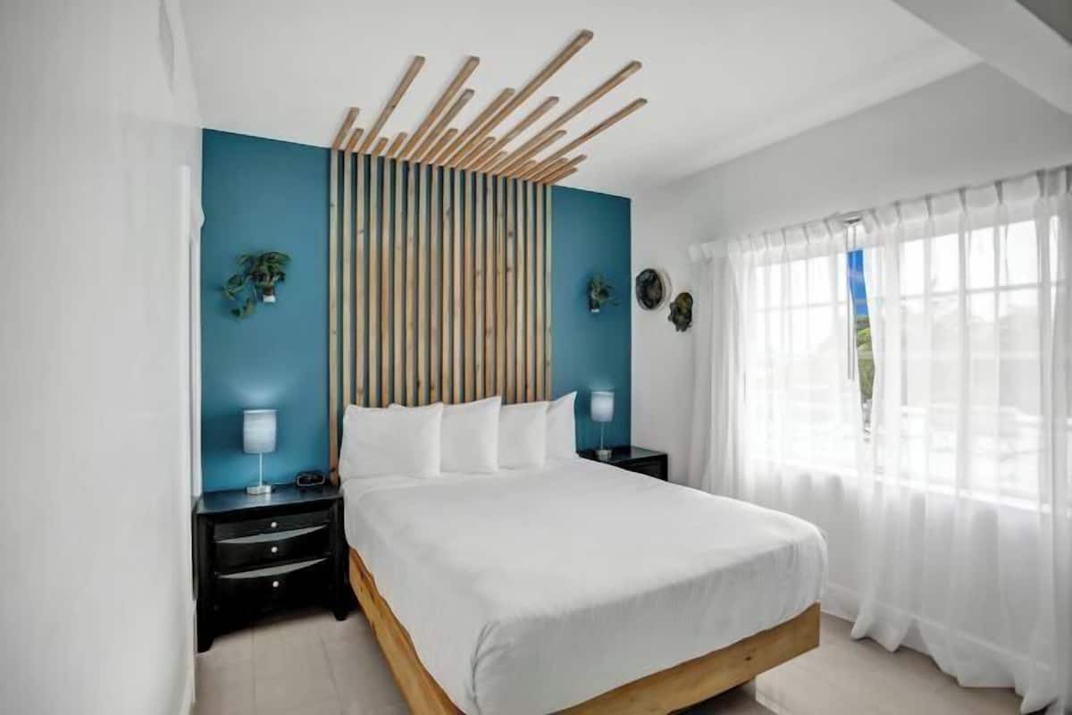 1 soveværelse, dundyner, pengeskab på værelset, lydisolering